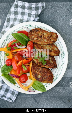 Cotoletta con pomodoro, vista dall'alto Foto Stock