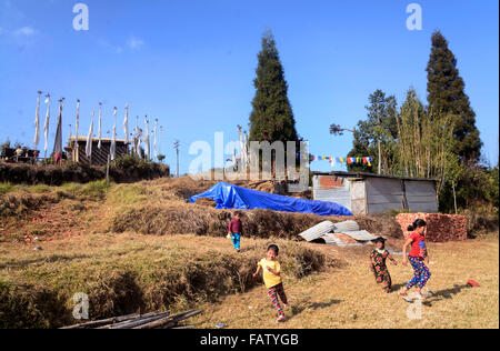 Darjeeling, India. 05 gen 2016. La lava è una piccola cittadina a 34 km ad est da Kalimpong, nel distretto di Darjeeling. La Lava situato nel 7016 piedi (2138 m), è il punto di ingresso di Neora Valley National Park. Il percorso di lava è la Scenic con il cambiamento di vegetazione di latifoglie tropicali per il bagnato alberi alpino di abete, pino e betulla. Un monastero buddista è presente su una delle colline di lava. Siti degni di nota includono Changey cascate e lava Kongtrul Jamgyong Monastero Credito: Saikat Paolo/Pacific Press/Alamy Live News Foto Stock