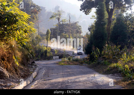 Darjeeling, India. 05 gen 2016. La lava è una piccola cittadina a 34 km ad est da Kalimpong, nel distretto di Darjeeling. La Lava situato nel 7016 piedi (2138 m), è il punto di ingresso di Neora Valley National Park. Il percorso di lava è la Scenic con il cambiamento di vegetazione di latifoglie tropicali per il bagnato alberi alpino di abete, pino e betulla. Un monastero buddista è presente su una delle colline di lava. Siti degni di nota includono Changey cascate e lava Kongtrul Jamgyong Monastero Credito: Saikat Paolo/Pacific Press/Alamy Live News Foto Stock