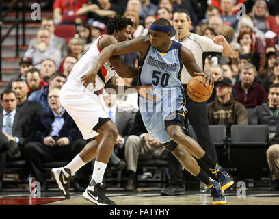 Portland, Oregon, Stati Uniti d'America. 4 gennaio, 2016. ZACH RANDOLPH (50) aziona verso il canestro. Il Portland Trail Blazers ha ospitato il Memphis Grizzlies alla moda nel centro di Portland, OR, su Janurary 4° 2016. Foto di David Blair Credito: David Blair/ZUMA filo/Alamy Live News Foto Stock