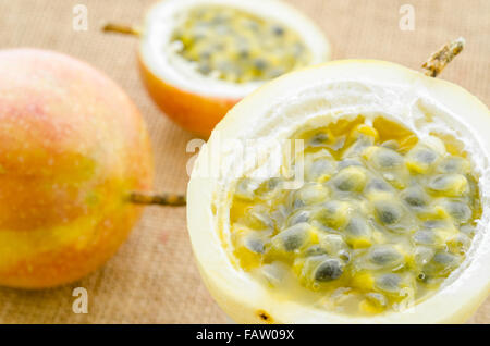 Freschi frutti della passione su sfondo di sacco. Foto Stock