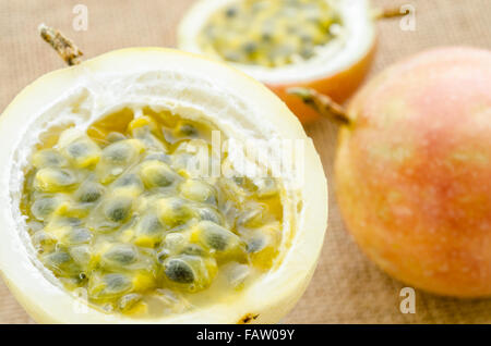 I freschi Frutti della passione su sfondo di sacco. Foto Stock