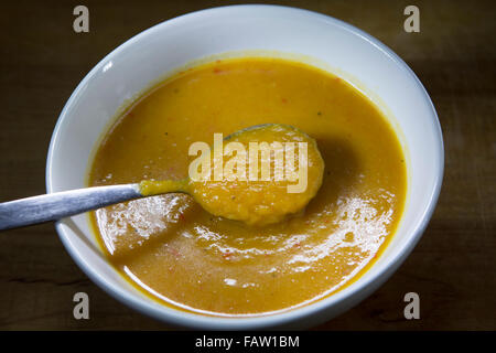 Un vegetariano zuppa di zucca. La minestra è un sano cibo d'inverno. Foto Stock