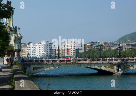 Maria Cristina ponte sul Rio dell'Urumea, Donostia-San Sebastián, Gipuzkoa, Paesi Baschi Foto Stock