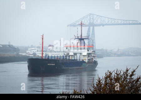 Draga sul Fiume Tees vicino Transporter Bridge. Middlesbrough, Inghilterra. Regno Unito Foto Stock