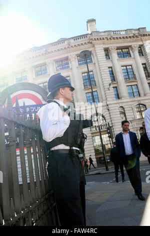 A Londra bobby poliziotto di pattuglia su Lombard Street vicino alla stazione della metropolitana di Bank nella città di Londra KATHY DEWITT Foto Stock