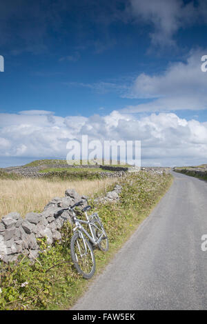 Aperta la strada con la bicicletta nei pressi di Kilronan su Inishmore, Isole Aran, Irlanda Foto Stock