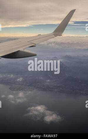 Lago di Garda (Veneto, Italia) e aletta wingtip sul tramonto vista aerea da aereo oblò di aeromobili Foto Stock