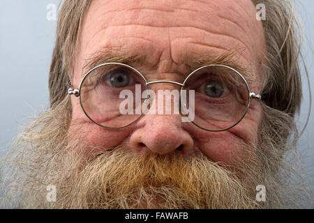 Anziani uomo barbuto che indossa gli occhiali bifocali Foto Stock