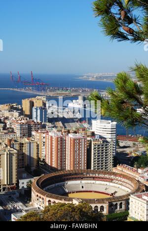 Vista in elevazione della corrida e l'area del porto, Malaga, provincia di Malaga, Andalusia, Spagna, Europa occidentale. Foto Stock