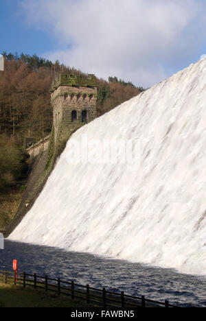 L'acqua che scorre sopra la pendenza della parete di mattoni di Derwent diga durante le piogge torrenziali e le inondazioni, Peak District, REGNO UNITO Foto Stock