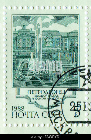 Unione Sovietica - circa 1988: un timbro stampato in URSS mostra immagine delle fontane di Peterhof Big Cascad Sansone, circa 1988. Foto Stock