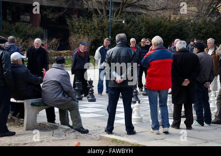 Bosniaco gli uomini giocano a scacchi davanti alla folla di spettatori sulla scheda gigante in piazza Sarajevo in Bosnia Foto Stock