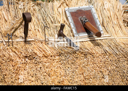 Attrezzi di thatching sul tetto all'esposizione annuale della Società agricola di Ellingham & Ringwood a Somersley Park, Ellingham, Ringwood, Hampshire Regno Unito Foto Stock