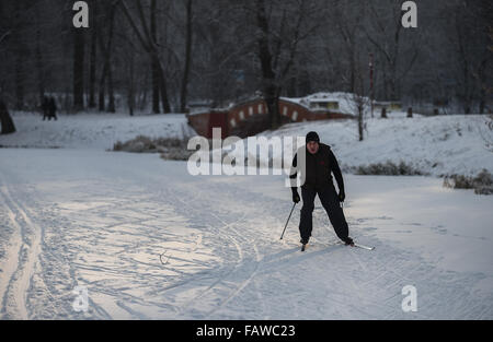 Mosca, Russia. Gen 5, 2016. Un uomo gli sci sul lago del Parco Kuzminki a Mosca, in Russia, il 5 gennaio 2016. Temperature immerso per circa meno 20 gradi Celsius durante l anno nuovo tempo di vacanza. Credit: Iam Tianfang/Xinhua/Alamy Live News Foto Stock