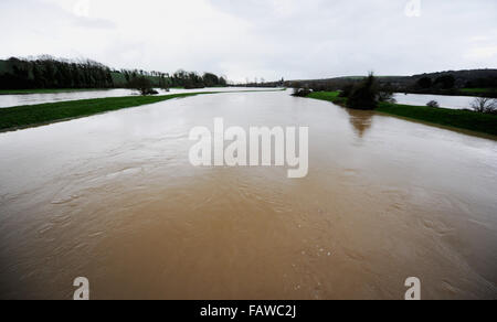 Alfriston, Sussex, Regno Unito. 5 gennaio 2016. Inondazioni a Alfriston in East Sussex dove il fiume Cuckmere ha scoppiare le sue banche . Le previsioni meteo per pioggia per trasportare sul rientrante nel corso dei prossimi dodici ore nella zona causando più problemi Credito: Simon Dack/Alamy Live News Foto Stock