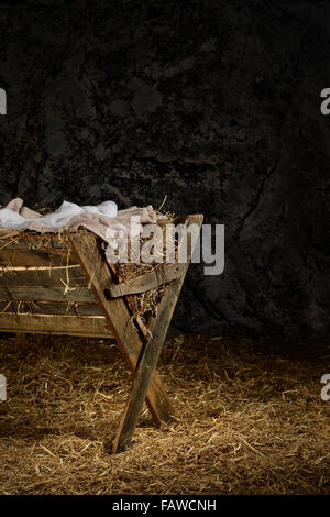 Vista della mangiatoia di paglia sul pavimento coperto nel vecchio fienile Foto Stock