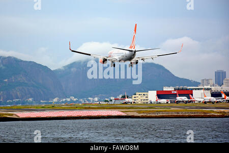 Boeing 737 di Gol Airlines in atterraggio in aeroporto Santos Dumont di Rio de Janeiro in Brasile Foto Stock