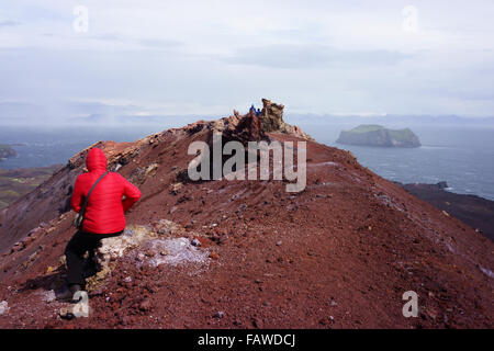 Gli escursionisti sulla sommità del vulcano Eldfell, Isola di Heimaey, Isole Westman, Islanda Foto Stock
