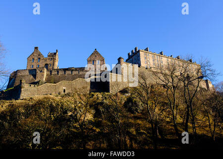 Vista sul Castello di Edimburgo sul cielo blu winer giorno in Scozia Foto Stock