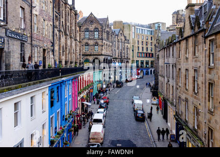 Guardando verso il basso sulla storica Victoria Street nella Città Vecchia di Edimburgo in Scozia Regno Unito Foto Stock