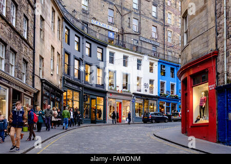 Vista di negozi sulla storica Victoria Street e West Bow nel centro storico di Edimburgo in Scozia Regno Unito Foto Stock