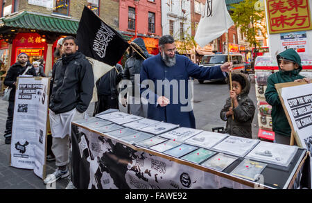 Immagini di FILE: Londra, Regno Unito. 22 Novembre, 2013. Immagini di File: il Siddharta islamista Dhar (noto anche come Abu Rumaysah) visto qui la seconda a sinistra con Anjem Choudary (centro) durante una manifestazione di protesta nel 2013 Credit: Guy Corbishley/Alamy Live News Foto Stock