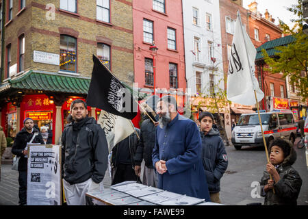 Immagini di FILE: Londra, Regno Unito. 22 Novembre, 2013. Immagini di File: il Siddharta islamista Dhar (noto anche come Abu Rumaysah) visto qui la seconda a sinistra con Anjem Choudary (centro) durante una manifestazione di protesta nel 2013 Credit: Guy Corbishley/Alamy Live News Foto Stock