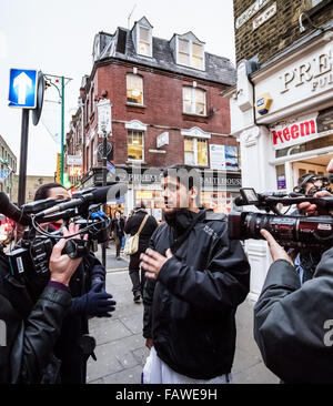 Immagini di FILE: Londra, Regno Unito. 13 dicembre, 2013. Immagini di File: il Siddharta islamista Dhar (noto anche come Abu Rumaysah) visto qui intervistata durante una manifestazione di protesta nel 2013 Credit: Guy Corbishley/Alamy Live News Foto Stock