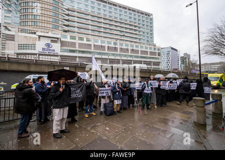 Immagini di FILE: Londra, Regno Unito. 31 gennaio, 2014. Immagini di File: il Siddharta islamista Dhar (noto anche come Abu Rumaysah) visto qui sulla sinistra con ombrello nero durante una manifestazione di protesta nel 2014 Credit: Guy Corbishley/Alamy Live News Foto Stock