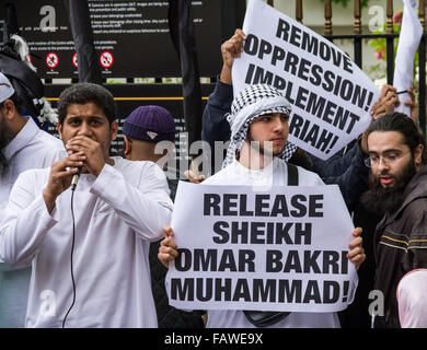 Immagini di FILE: Londra, Regno Unito. Il 30 maggio 2014. Immagini di File: il Siddharta islamista Dhar (noto anche come Abu Rumaysah) visto qui a sinistra con microfono durante una manifestazione di protesta nel 2014 Credit: Guy Corbishley/Alamy Live News Foto Stock