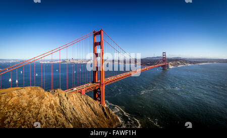 Il Golden Gate Bridge è un ponte sospeso che attraversa il Golden Gate, lo stretto di un miglio che collega la Baia di San Francisco all'Oceano Pacifico Foto Stock