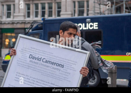 PIC FILE: Londra, Regno Unito. 24 dicembre, 2012. Siddhartha Dhar (Abu Rumaysah) portante billboard affermando 'David Camerons empio paese cristiano ", a Anjem Choudary Natale discussione stunt. (File Immagine) Cattedrale di Saint Paul, Londra, UK, 24 dicembre 2012 Credit: martyn wheatley/Alamy Live News Foto Stock