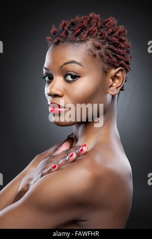 Bellezza nera con breve pungenti capelli rossi Foto Stock