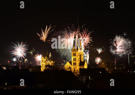 Fuochi d'artificio su Roermond (Paesi Bassi) per la Vigilia di Capodanno 2015 Foto Stock