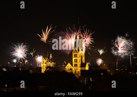 Fuochi d'artificio su Roermond (Paesi Bassi) per la Vigilia di Capodanno 2015 Foto Stock