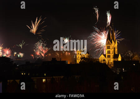 Fuochi d'artificio su Roermond (Paesi Bassi) per la Vigilia di Capodanno 2015 Foto Stock