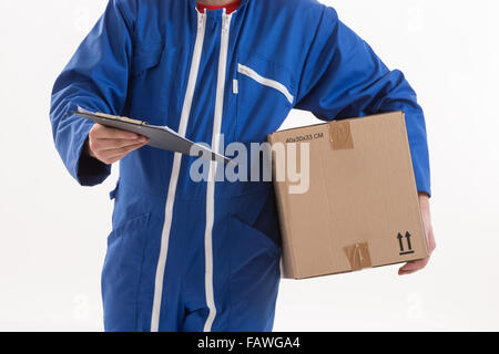Uomo di consegna sul posto di lavoro Foto Stock