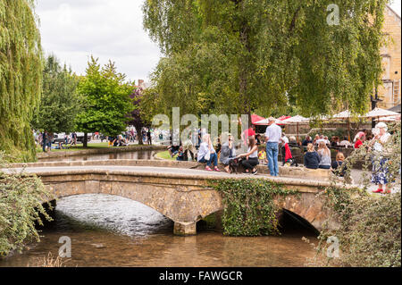 Persone a Bourton-On-The-Water nel Gloucestershire , Inghilterra , Inghilterra , Regno Unito Foto Stock