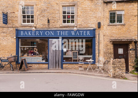 La panetteria sull'acqua a Bourton-On-The-Water nel Gloucestershire , Inghilterra , Inghilterra , Regno Unito Foto Stock