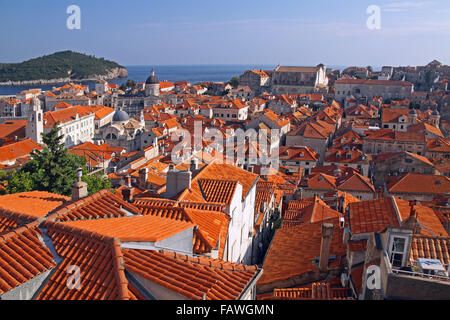 I tetti della città vecchia di Dubrovnik, visto da mura fortificate. Foto Stock