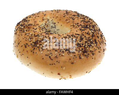 Un bagel con diversi tipi di condimenti isolato su uno sfondo bianco. Foto Stock