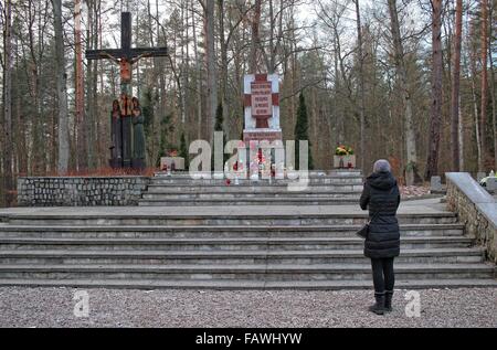 Szpegawsk, Polonia 5th, Gennaio 2015 nella foresta vicino Szpegawsk, Polonia settentrionale (Las Szpegawski) Nazisti tedeschi sterminati vicino a 7000 Polacco e inhibitians ebraica di Starogard Gdanski e Kociewie e regioni di Pomerania. Le vittime sono state sepolte in massa di 39 box. Gli attivisti nazionali, insegnanti, sacerdoti, di intellettuali e di ospedale psichiatrico in Kocborowo pazienti sono stati assassinati in Szpegawski foresta. Credito: Michal Fludra/Alamy Live News Foto Stock