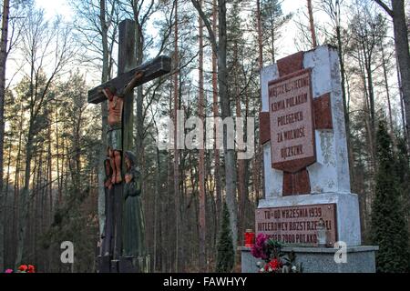 Szpegawsk, Polonia 5th, Gennaio 2015 nella foresta vicino Szpegawsk, Polonia settentrionale (Las Szpegawski) Nazisti tedeschi sterminati vicino a 7000 Polacco e inhibitians ebraica di Starogard Gdanski e Kociewie e regioni di Pomerania. Le vittime sono state sepolte in massa di 39 box. Gli attivisti nazionali, insegnanti, sacerdoti, di intellettuali e di ospedale psichiatrico in Kocborowo pazienti sono stati assassinati in Szpegawski foresta. Credito: Michal Fludra/Alamy Live News Foto Stock