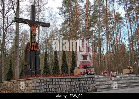 Szpegawsk, Polonia 5th, Gennaio 2015 nella foresta vicino Szpegawsk, Polonia settentrionale (Las Szpegawski) Nazisti tedeschi sterminati vicino a 7000 Polacco e inhibitians ebraica di Starogard Gdanski e Kociewie e regioni di Pomerania. Le vittime sono state sepolte in massa di 39 box. Gli attivisti nazionali, insegnanti, sacerdoti, di intellettuali e di ospedale psichiatrico in Kocborowo pazienti sono stati assassinati in Szpegawski foresta. Credito: Michal Fludra/Alamy Live News Foto Stock