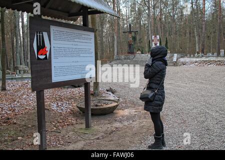 Szpegawsk, Polonia 5th, Gennaio 2015 nella foresta vicino Szpegawsk, Polonia settentrionale (Las Szpegawski) Nazisti tedeschi sterminati vicino a 7000 Polacco e inhibitians ebraica di Starogard Gdanski e Kociewie e regioni di Pomerania. Le vittime sono state sepolte in massa di 39 box. Gli attivisti nazionali, insegnanti, sacerdoti, di intellettuali e di ospedale psichiatrico in Kocborowo pazienti sono stati assassinati in Szpegawski foresta. Credito: Michal Fludra/Alamy Live News Foto Stock