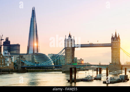 Il London Bridge e il Coccio al tramonto Foto Stock