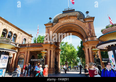 La gente dal cancello di ingresso al parco divertimenti Giardini di Tivoli. Copenaghen, Zelanda, Danimarca e Scandinavia Foto Stock