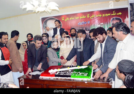 Dirigenti e militanti del Partito dei popoli (PPP) tagliare la torta in occasione del 88° compleanno giorno anniversario del Leader del PPP, fine Zulfiqar Ali Bhutto, durante una cerimonia di premiazione che si terrà a Quetta Martedì, 05 gennaio 2016. Foto Stock