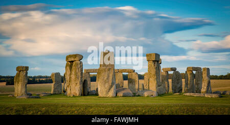 Sunset over stonehenge vicino a Amesbury, Wiltshire, Inghilterra, Regno Unito Foto Stock
